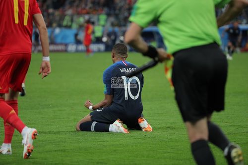 欧洲杯开球球员跪着踢球（欧洲杯球员下跪）